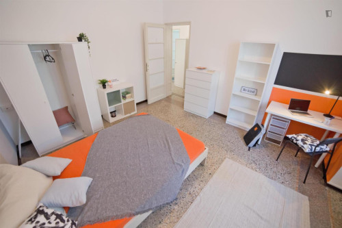 Ample double bedroom in the centre of Lecco