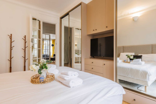 Chic 4BR Haussmannian Apartment with AC in 17th Arrondissement