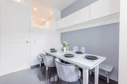 Chic 4BR Haussmannian Apartment with AC in 17th Arrondissement