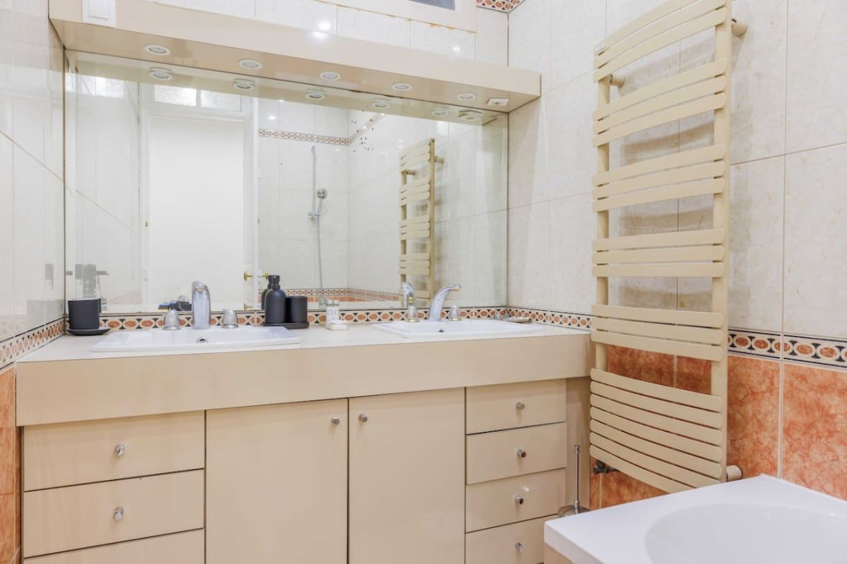  Chic 4BR Haussmannian Apartment With AC In 17th Arrondissement  -  Chic 4BR Haussmannian Apartment with AC in 17th Arrondissement  - Gallery -  32