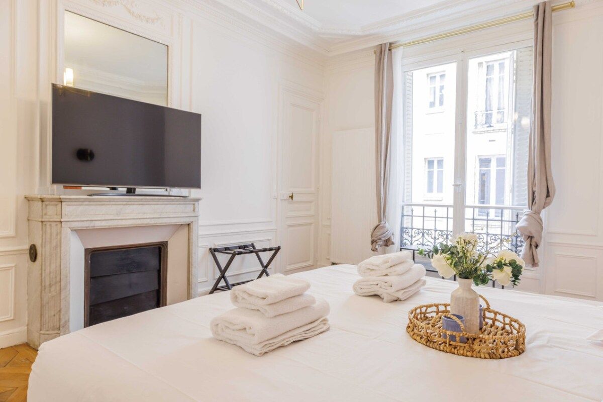  Chic 4BR Haussmannian Apartment With AC In 17th Arrondissement  -  Chic 4BR Haussmannian Apartment with AC in 17th Arrondissement  - Gallery -  12