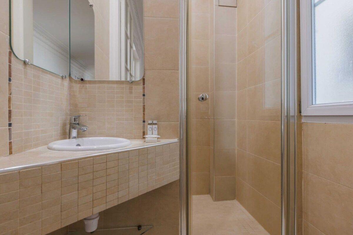  Chic 4BR Haussmannian Apartment With AC In 17th Arrondissement  -  Chic 4BR Haussmannian Apartment with AC in 17th Arrondissement  - Gallery -  20