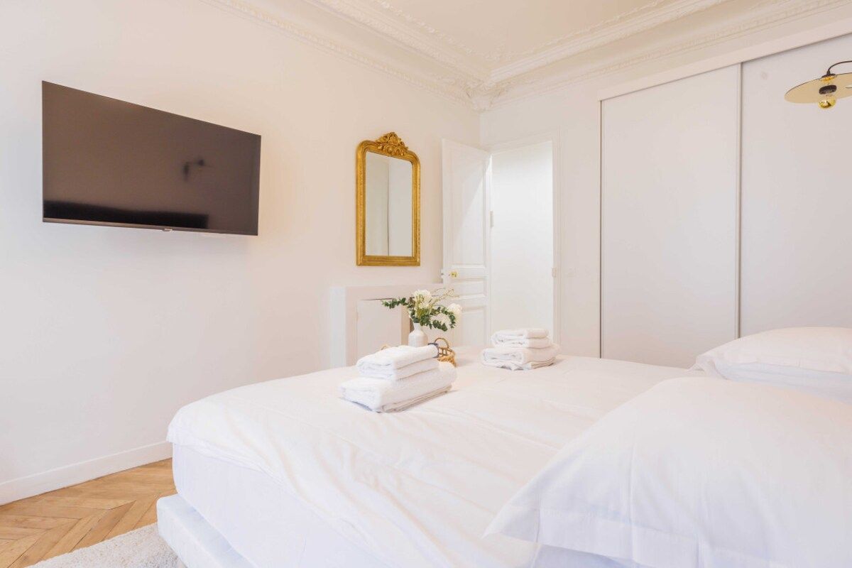  Chic 4BR Haussmannian Apartment With AC In 17th Arrondissement  -  Chic 4BR Haussmannian Apartment with AC in 17th Arrondissement  - Gallery -  9