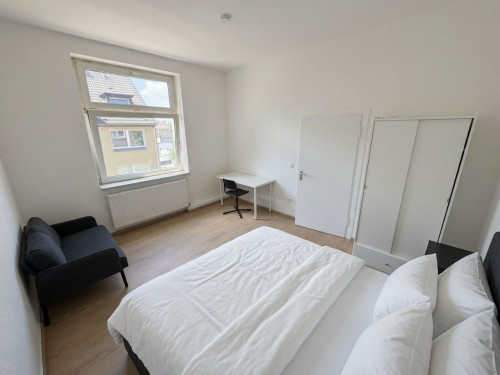 Modern 1.5-Room Apartment in Essen-Holsterhausen – Fully Renovated & Furnished