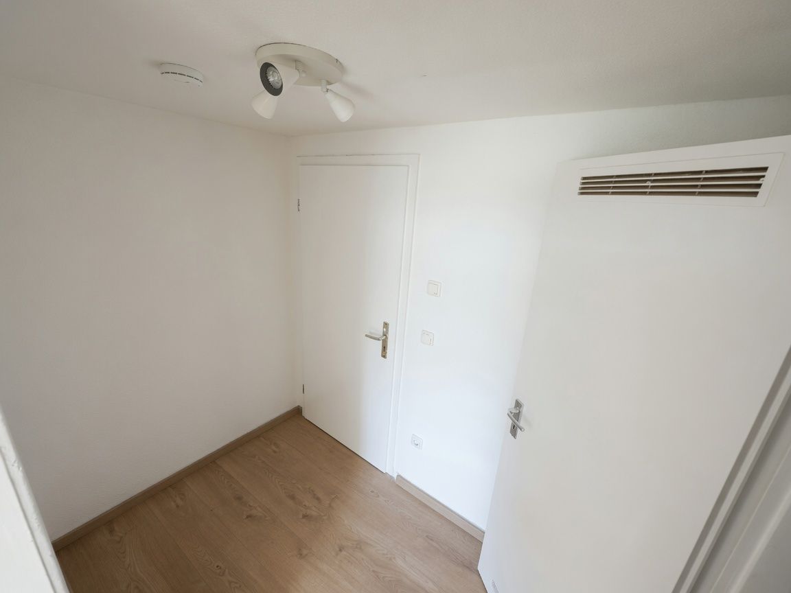 Modern 1.5-Room Apartment In Essen-Holsterhausen – Fully Renovated & Furnished - 1