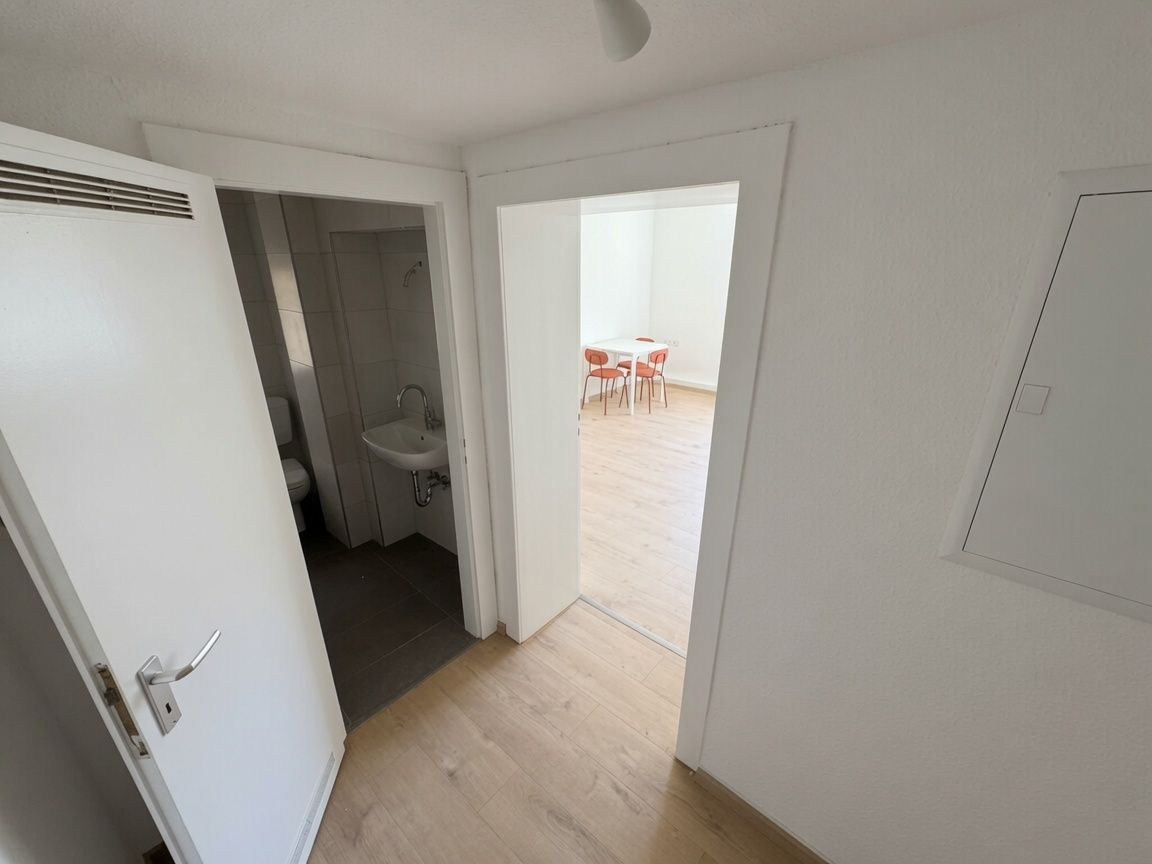 Modern 1.5-Room Apartment In Essen-Holsterhausen – Fully Renovated & Furnished - 2