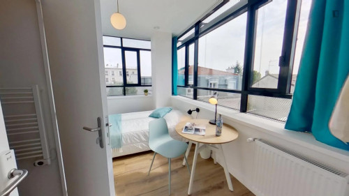 Inviting double ensuite bedroom in Asnières-sur-Seine