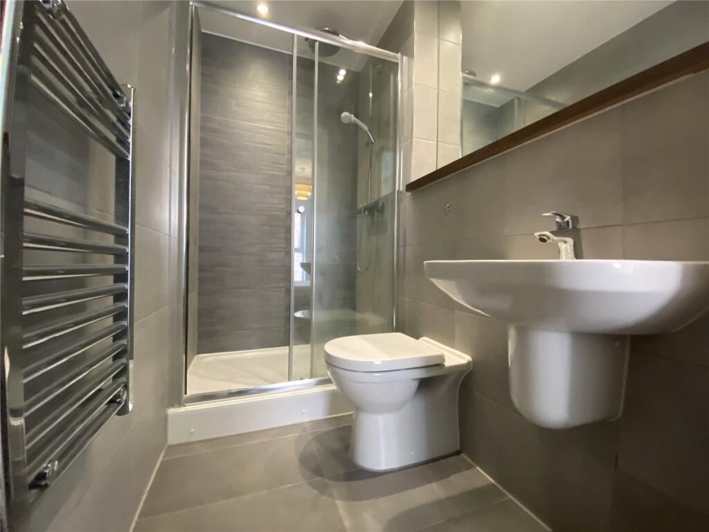 En-Suite 1 - 2