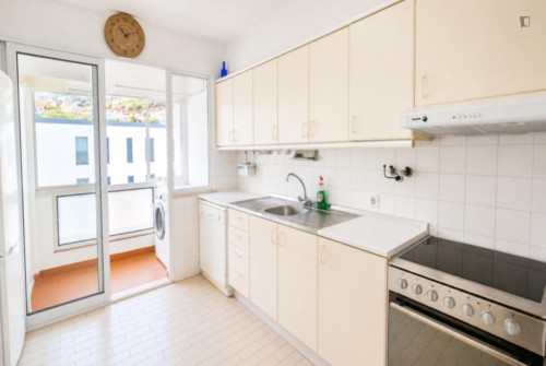 Room 4: Room & Workspace @ Coliving Hub Funchal - Gallery - 11