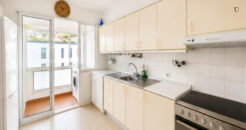 Room 4: Room & Workspace @ Coliving Hub Funchal - Gallery - 15