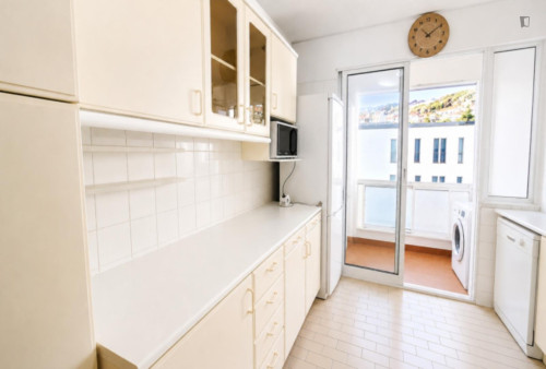 Room 4: Room & Workspace @ Coliving Hub Funchal - Gallery - 12