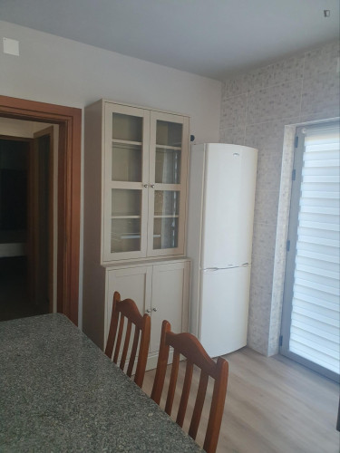 Pleasant bedroom in a 3-bedroom flat - Gallery - 6