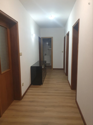 Pleasant bedroom in a 3-bedroom flat - Gallery - 10