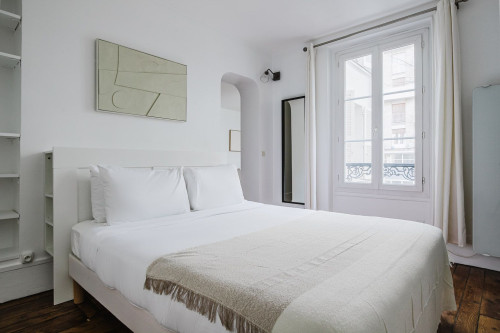 Charming One-Bedroom Retreat in Paris - Gallery - 8