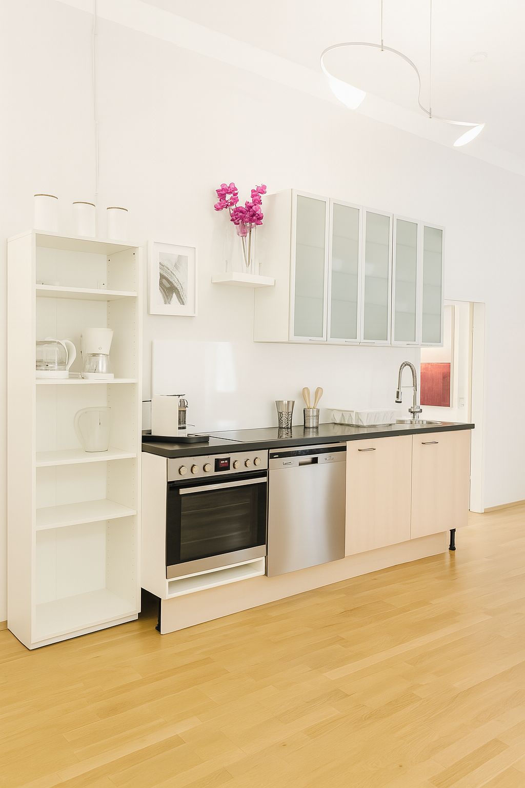 Stilvoll Möblierte 8-Zimmer-Wohnung In Zentraler Lage - Ideal Für Große Teams Oder Wohngemeinschafte - 2