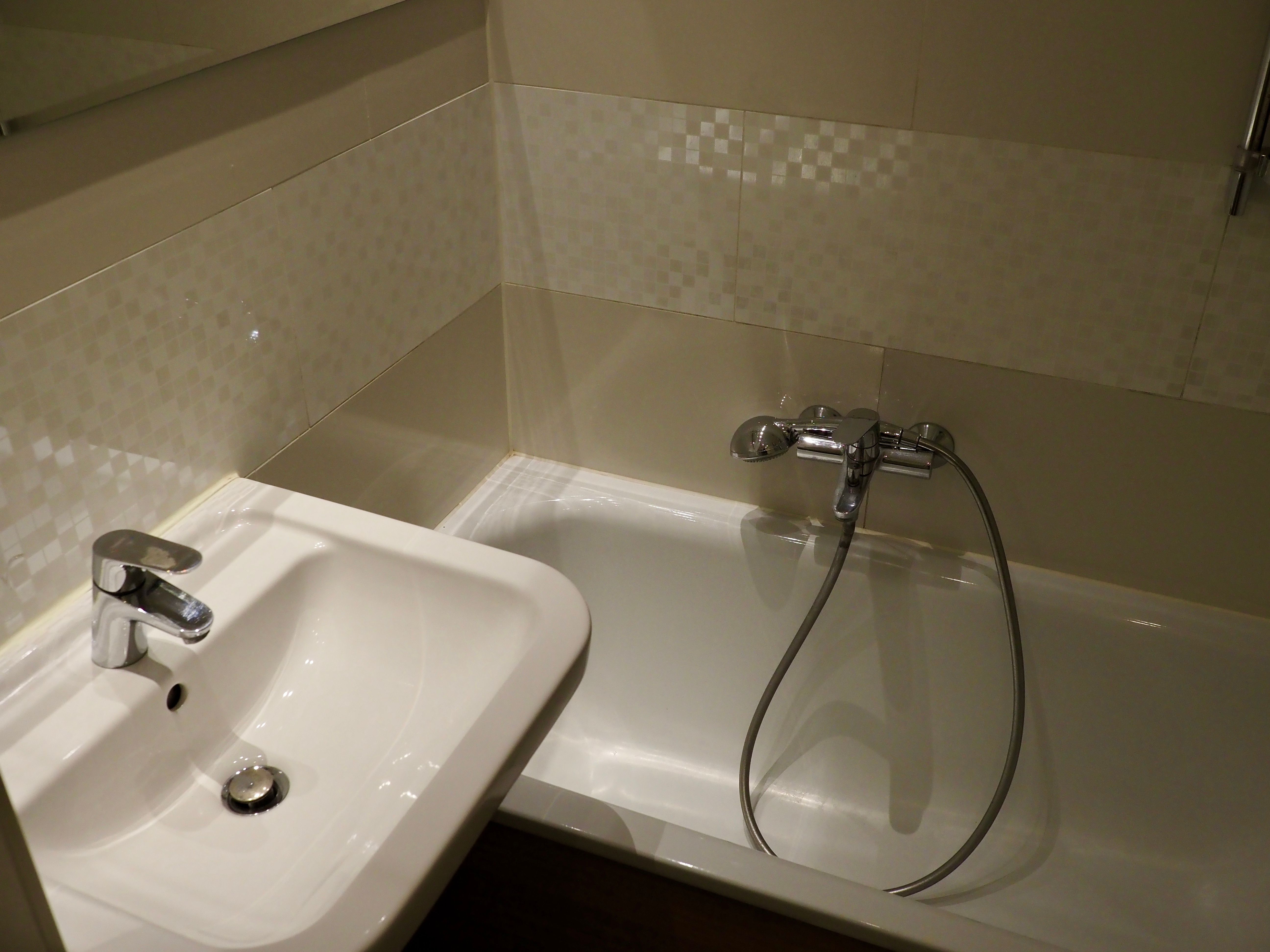 Central & Comfortable. Charming Apartment In Düsseldorf - 4