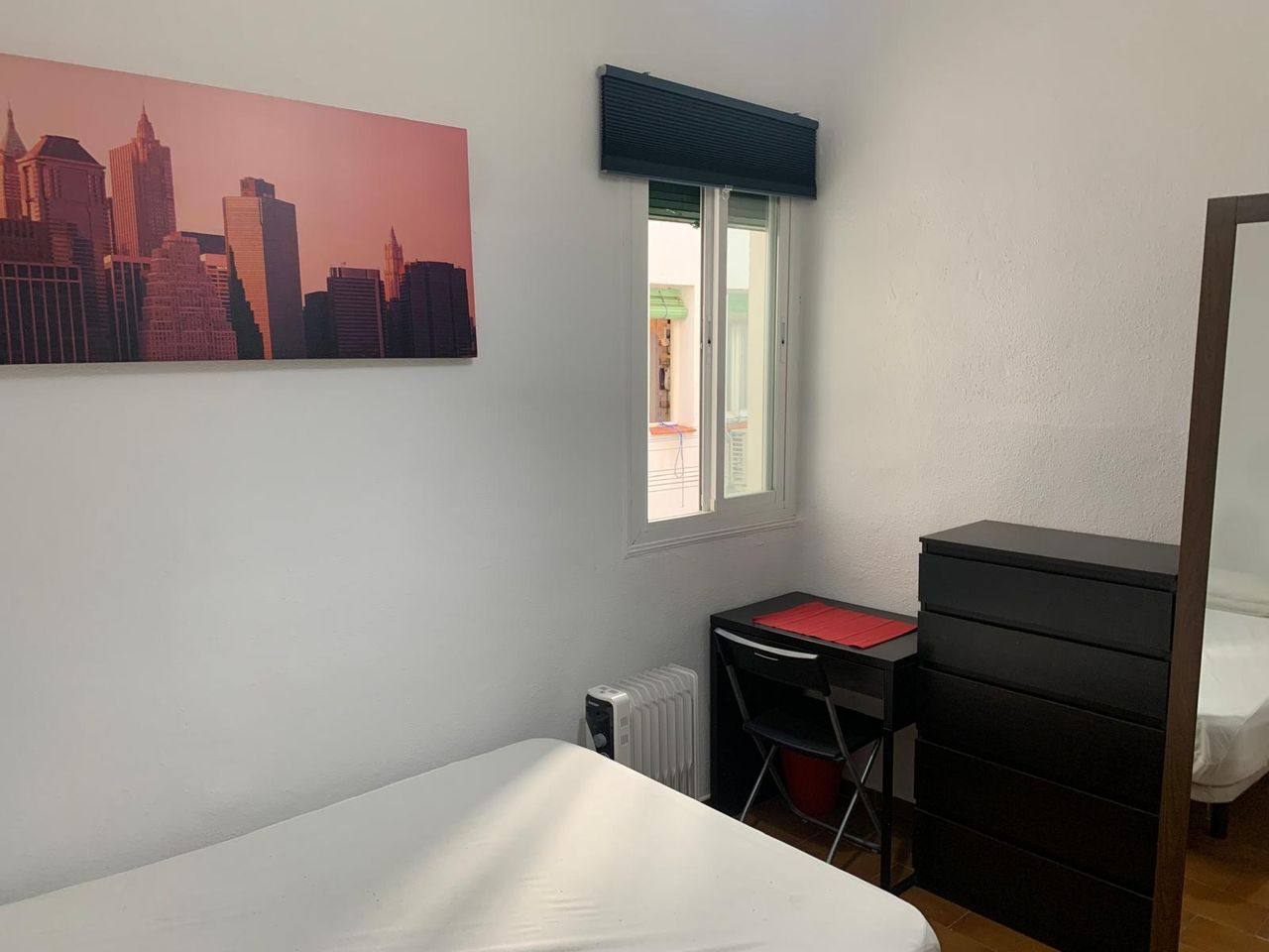 Single Room in a 4-Bedroom Apartment on Calle Fernández de los Ríos, Madrid