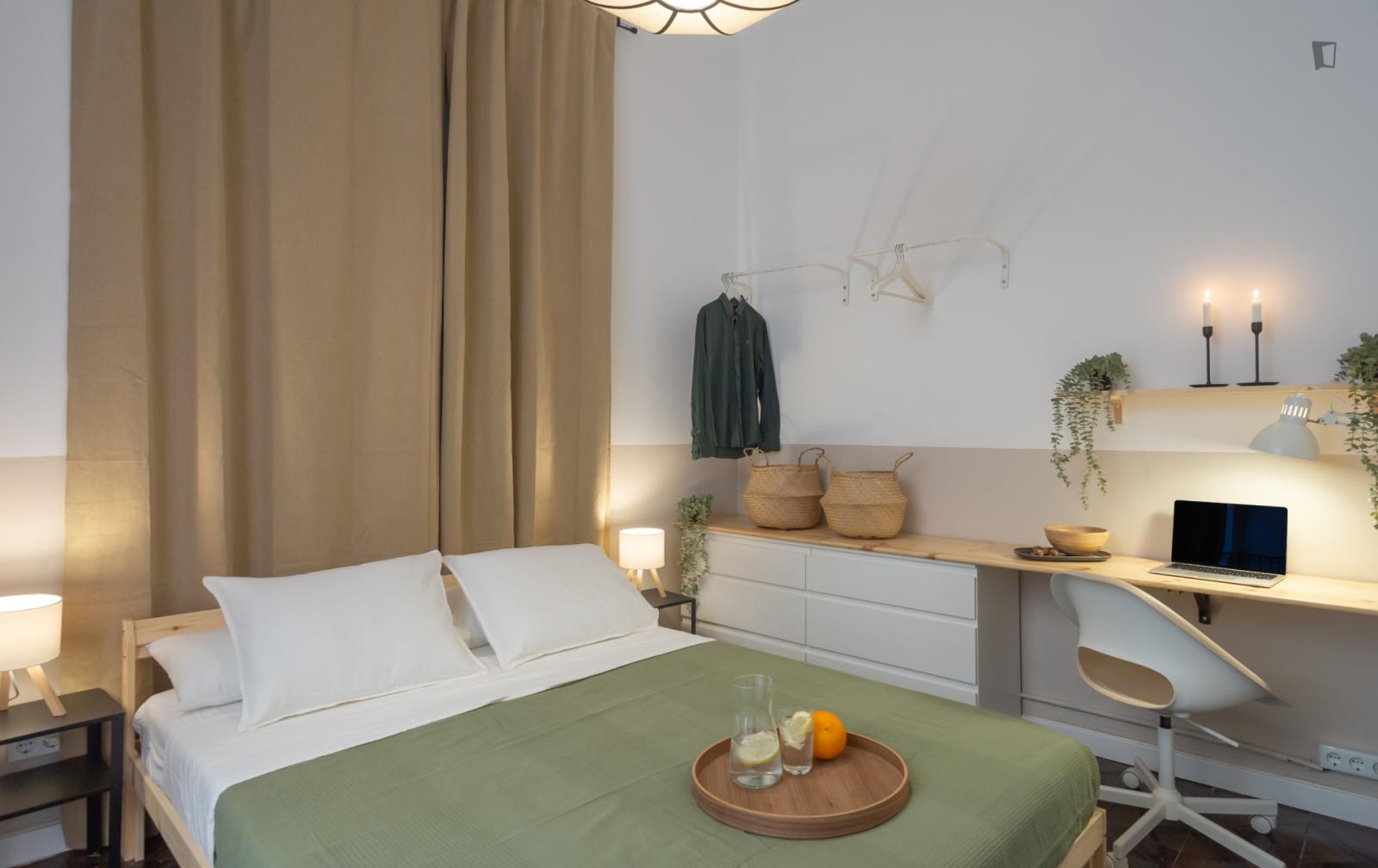 Appealing Double Bedroom Near La Barceloneta Neighbourhood - 1