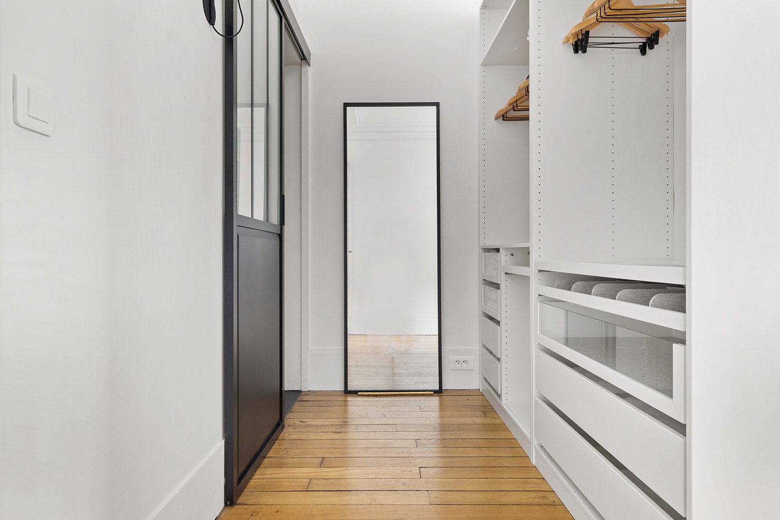 Chic One-Bedroom Apartment In Paris’ Heart - 8