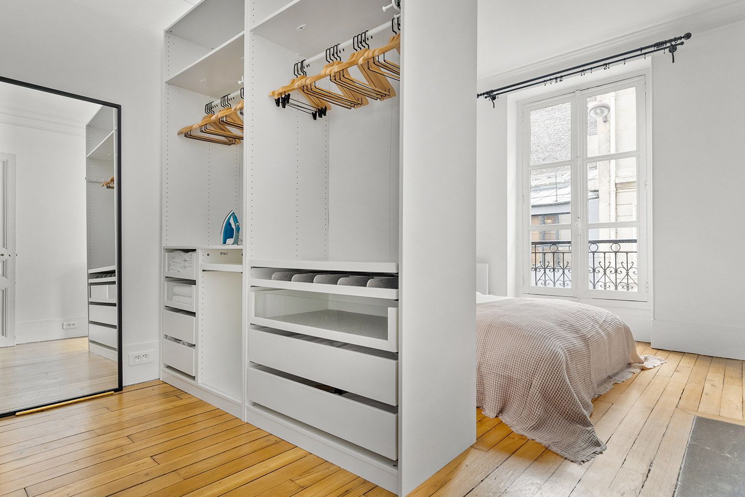 Chic One-Bedroom Apartment In Paris’ Heart - 9