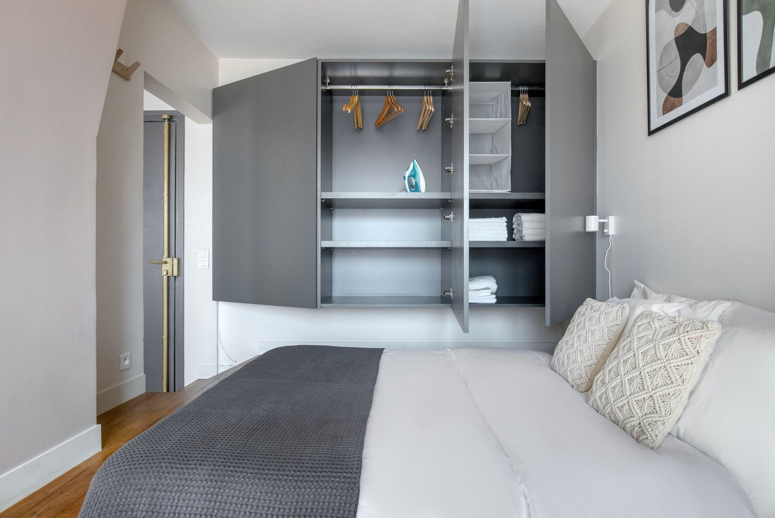 Charming One-Bedroom Retreat In Paris - 8