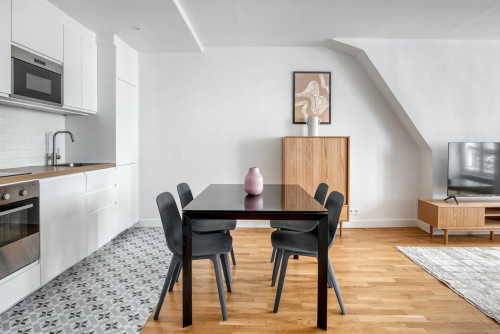 Sophisticated One-Bedroom Retreat in Paris - Gallery - 17