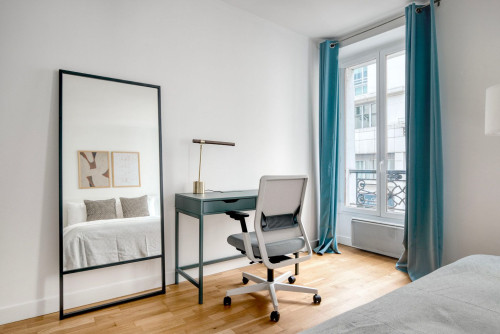 Sophisticated One-Bedroom Retreat in Paris - Gallery - 10