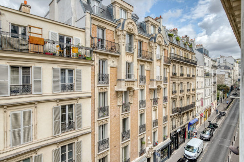 Chic Montmartre Apartment: Live Stylishly in Paris!