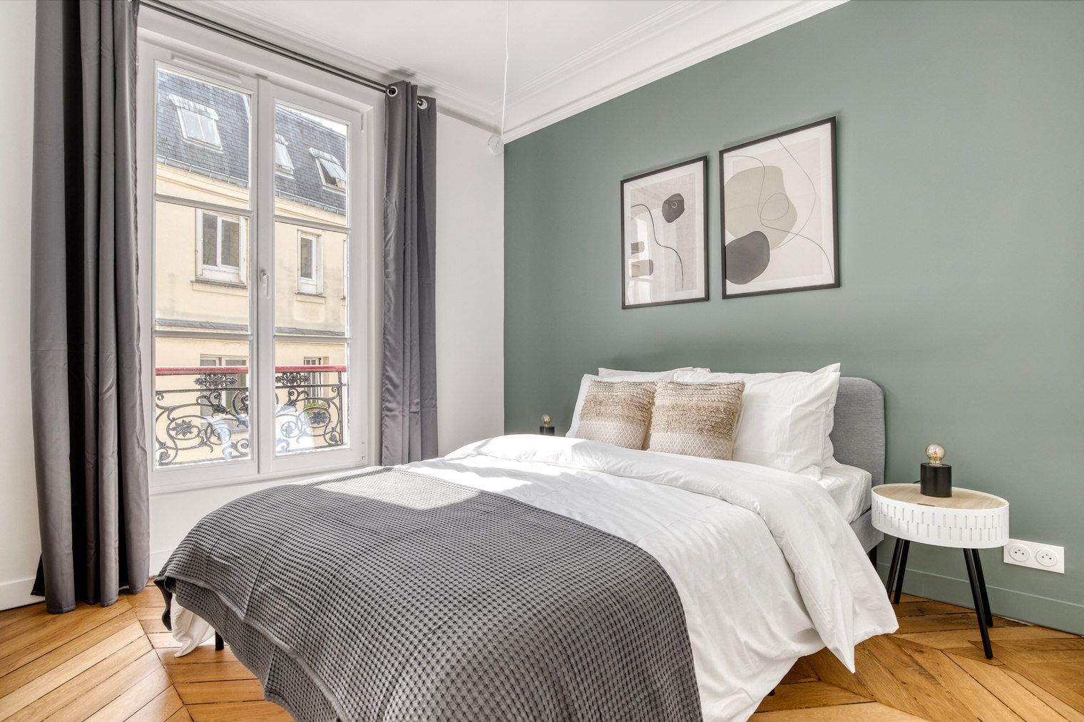Chic Montmartre Apartment: Live Stylishly In Paris! - 9