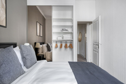 Chic One-Bedroom Apartment with Balcony in Paris