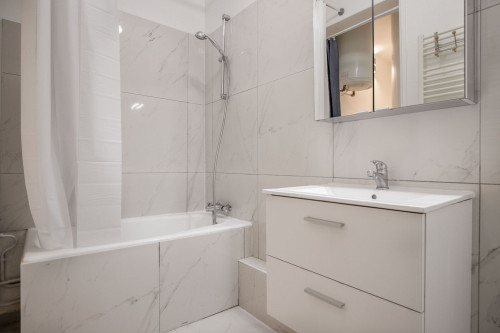 Charming 1-Bedroom Oasis in Heart of Paris - Gallery - 8