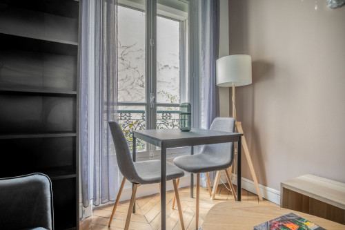 Charming 1-Bedroom Oasis in Heart of Paris - Gallery - 17