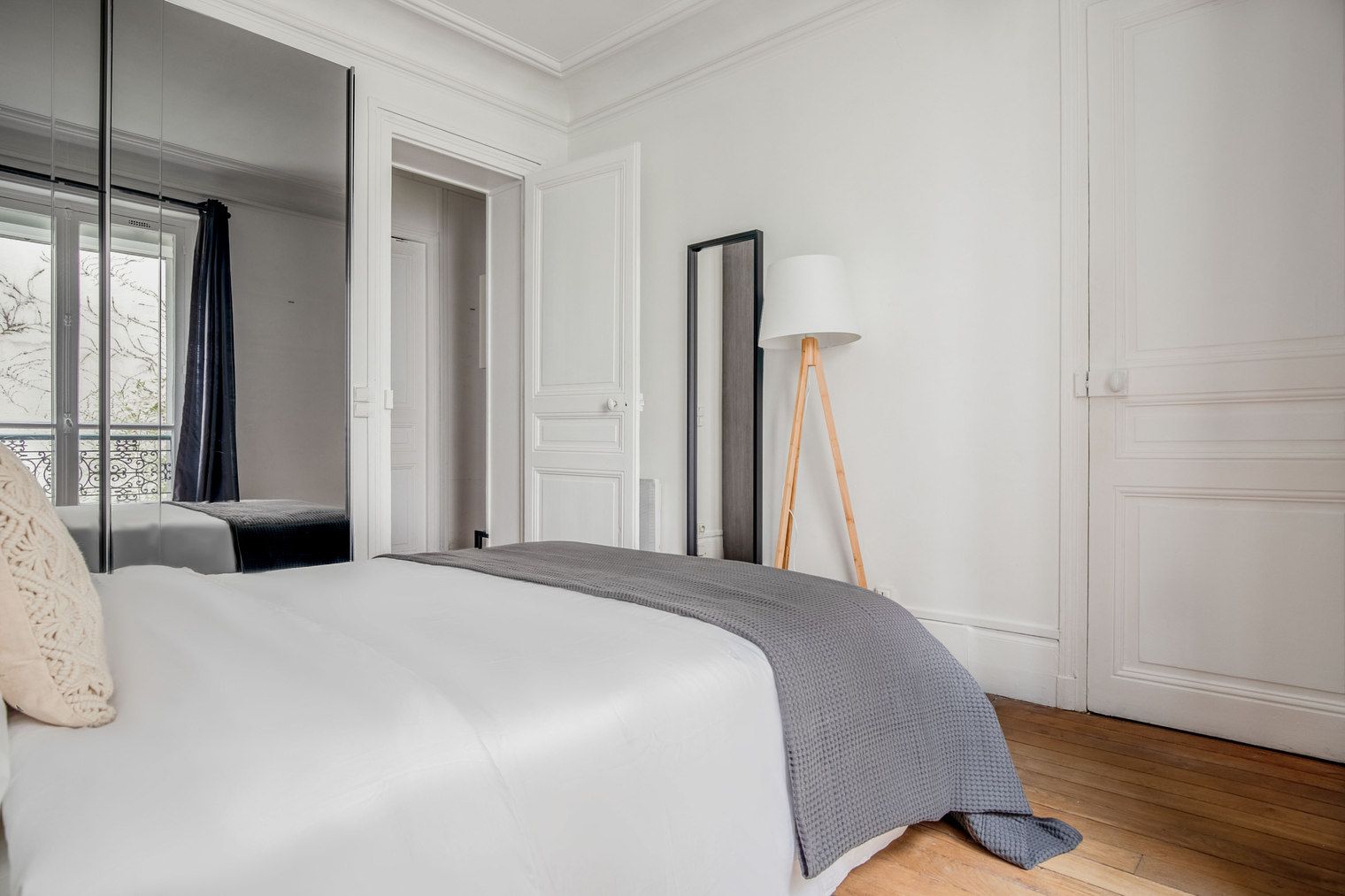 Charming 1-Bedroom Oasis In Heart Of Paris - 9