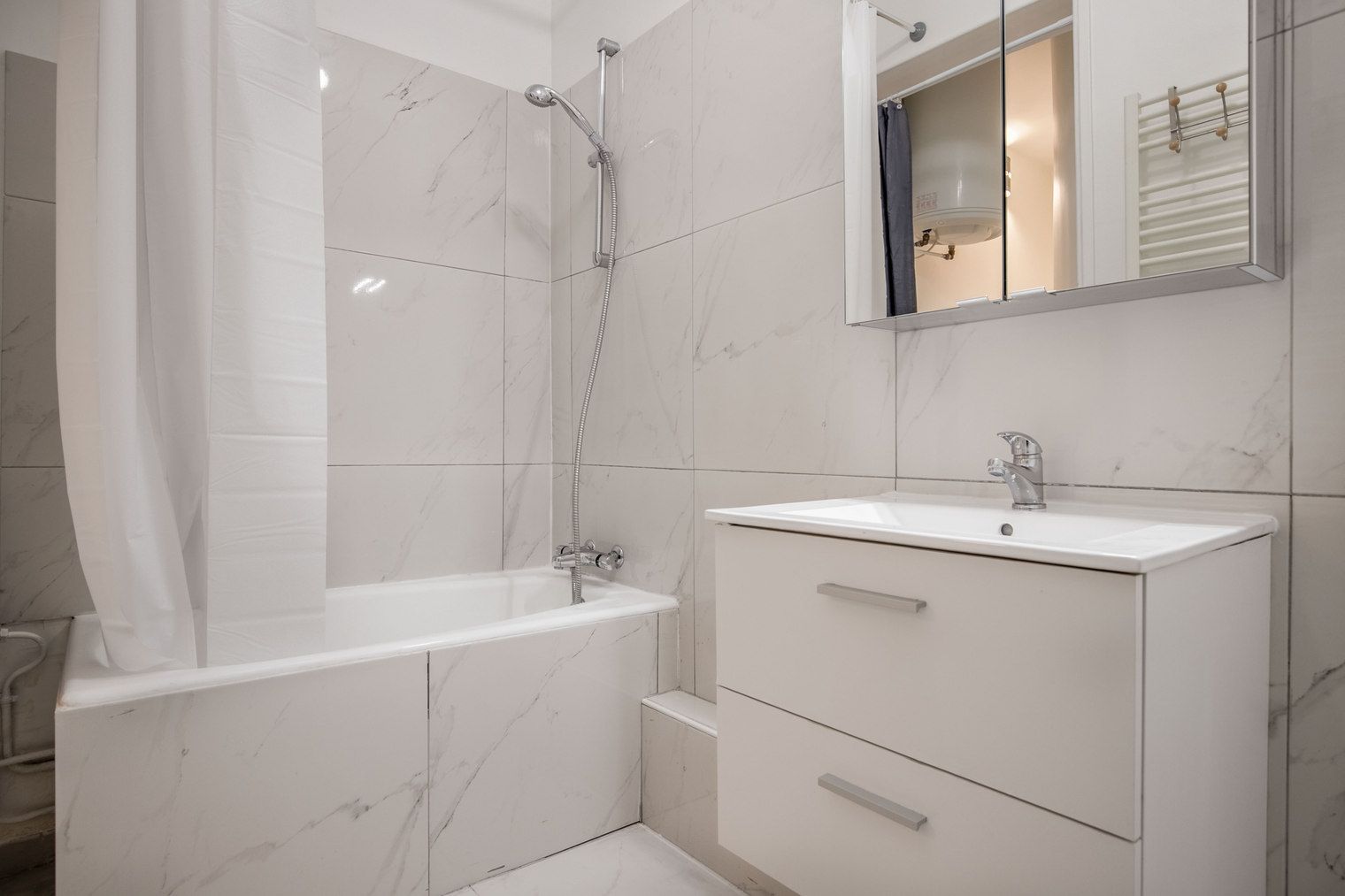 Charming 1-Bedroom Oasis In Heart Of Paris - 6