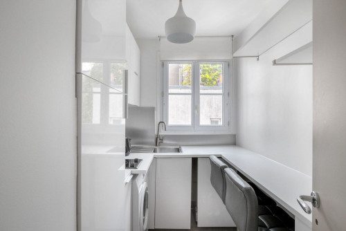 Charming One-Bedroom Getaway in the Heart of Paris - Gallery - 16