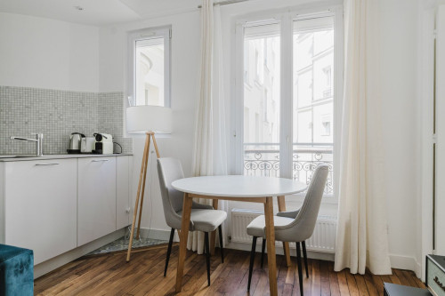 Chic Two-Bedroom Retreat in Heart of Paris - Gallery - 22