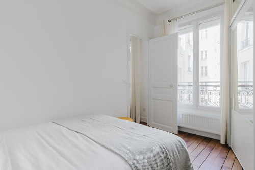 Chic Two-Bedroom Retreat in Heart of Paris - Gallery - 15