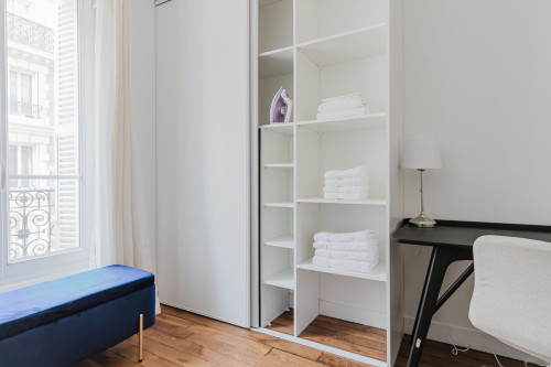 Chic Two-Bedroom Retreat in Heart of Paris - Gallery - 10