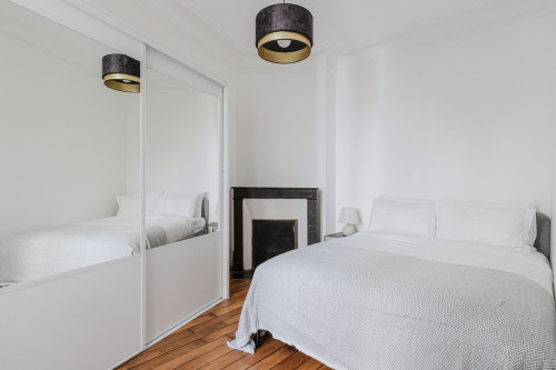 Chic Two-Bedroom Retreat in Heart of Paris - Gallery - 11