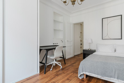 Chic Two-Bedroom Retreat in Heart of Paris - Gallery - 14