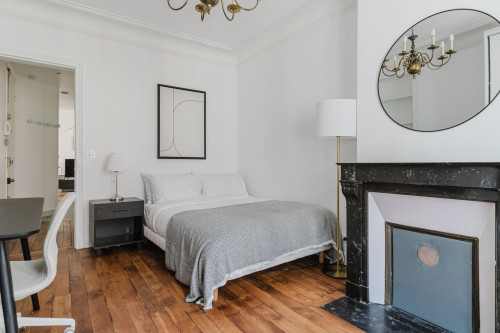 Chic Two-Bedroom Retreat in Heart of Paris - Gallery - 18