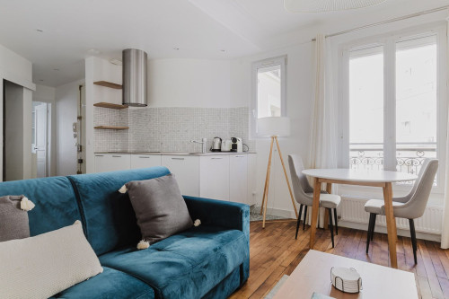 Chic Two-Bedroom Retreat in Heart of Paris - Gallery - 23