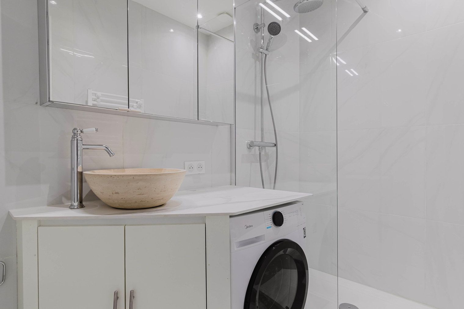 Chic Two-Bedroom Retreat In Heart Of Paris - 3