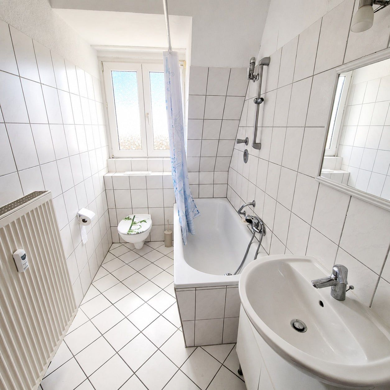 Partially Furnished 2-Room Attic Apartment In A Quiet Location In Essen-Rüttenscheid - 1