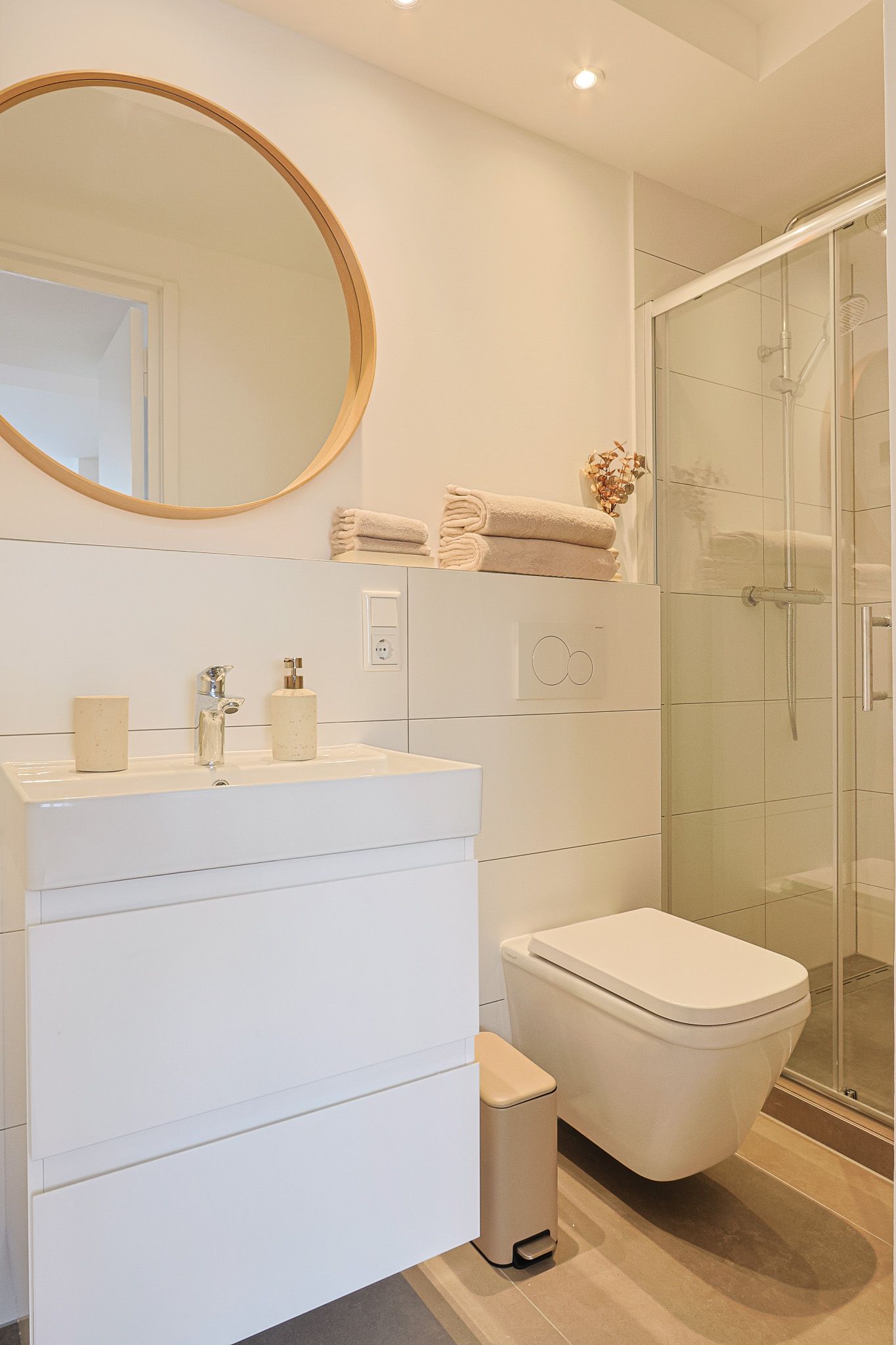 Charming, Bright Apartment In Düsseldorf - 3