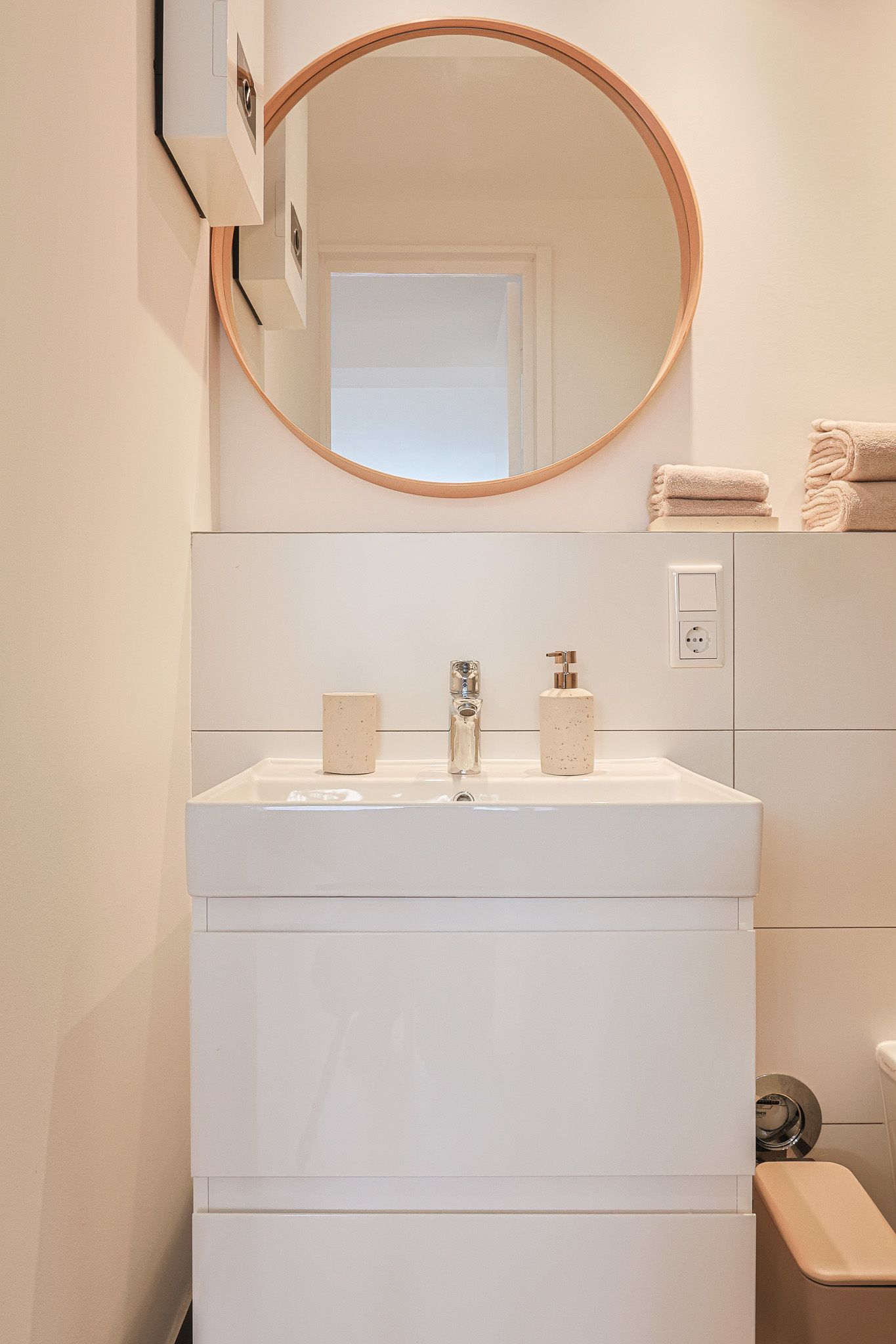 Charming, Bright Apartment In Düsseldorf - 4
