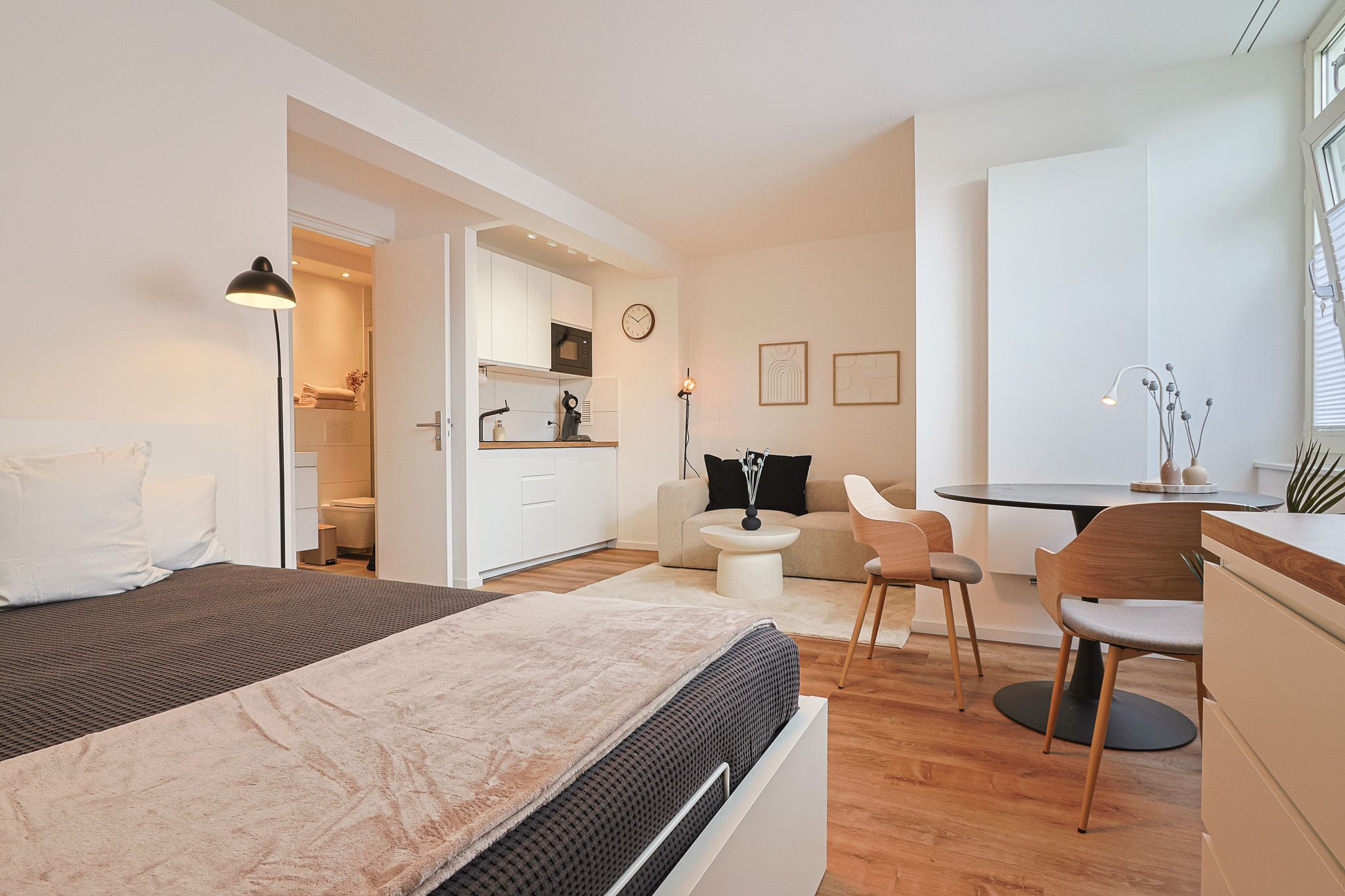 Charming, Bright Apartment In Düsseldorf - 16