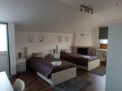 Welcoming Twin Bedroom with Balcony near IPL - Gallery - 18