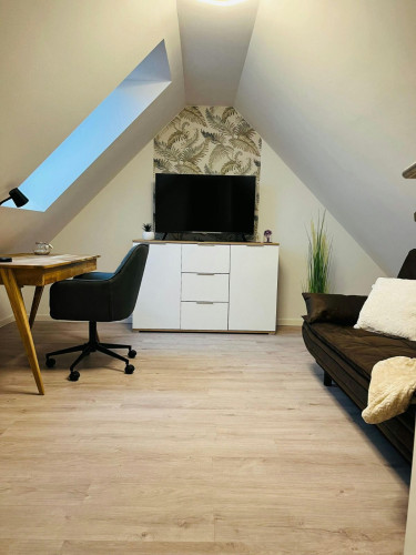 Spacious, fashionable home in Warin - Gallery - 11