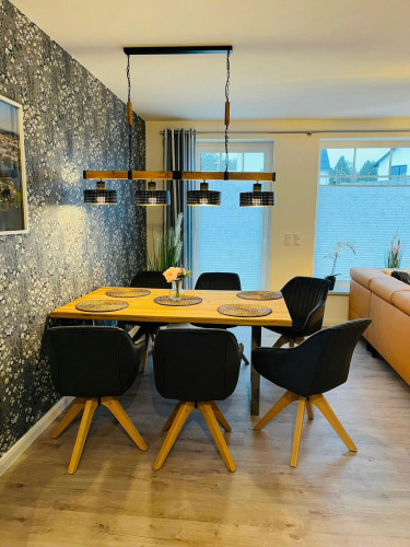 Spacious, fashionable home in Warin